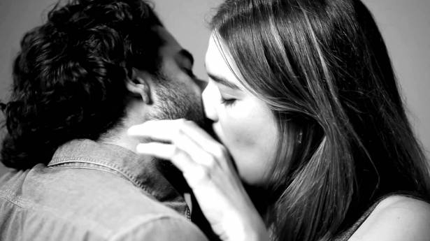 couple-kiss